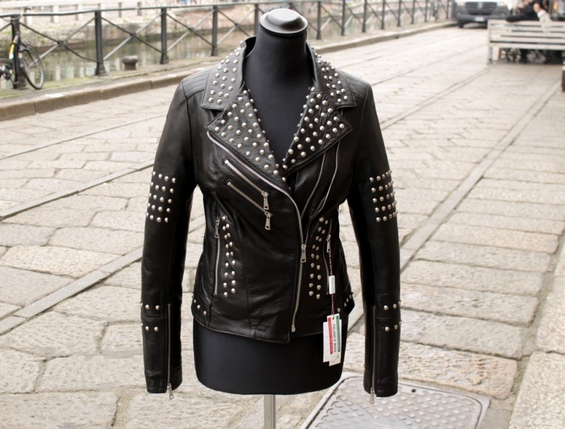 Giubbotto pelle chiodo donna biker con borchie tag