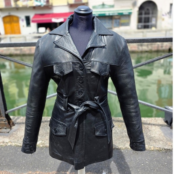 Trench pelle donna corto con cintura vintage tagli